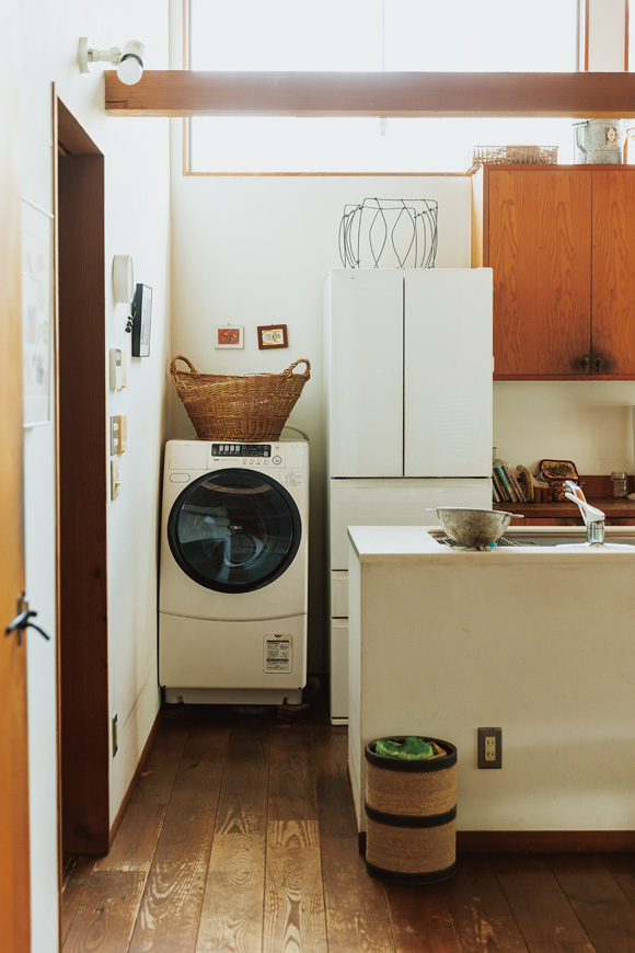 画像: 料理をしながら洗濯も同時にしたい田中さんにとって、洗濯機は冷蔵庫の横がベストポジション。キッチンカウンターの中には洗剤や柔軟剤を置く棚を設置し、その場から動かなくても洗濯に関する一連の動作ができるようになっている