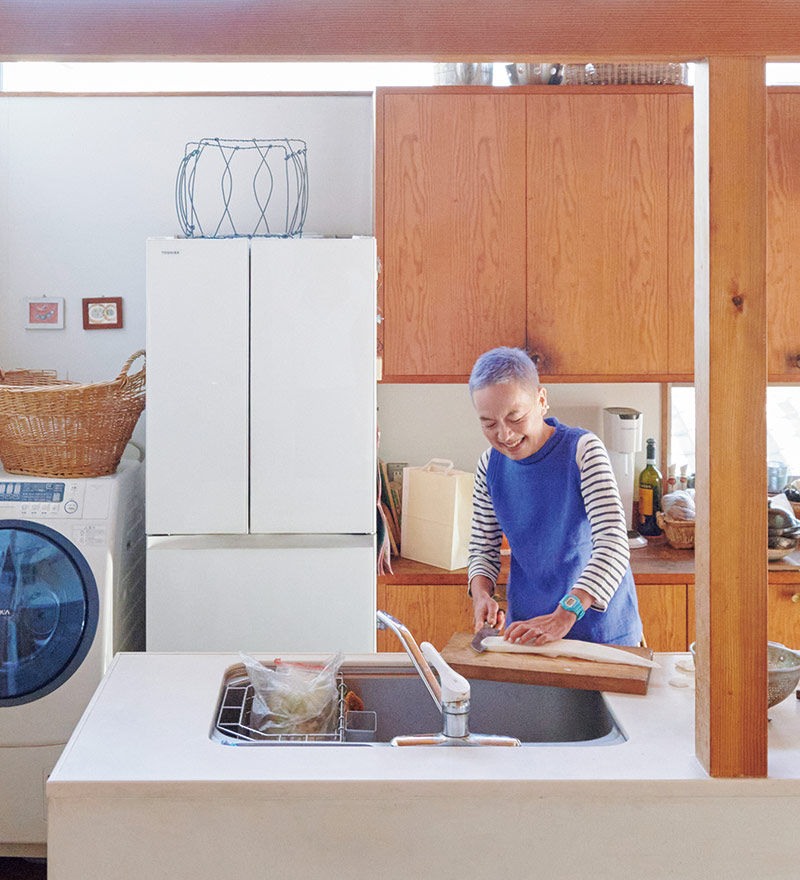 画像: 陽当たりを考えて設計した家。日中は照明・暖房いらず。キッチンに洗濯機を置き、家事の同時進行も