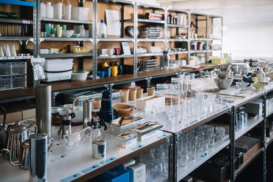 画像: 「開化堂」の珈琲缶や「la base」の水切りかごなど、憧れの定番品が一堂に会する姿に興奮