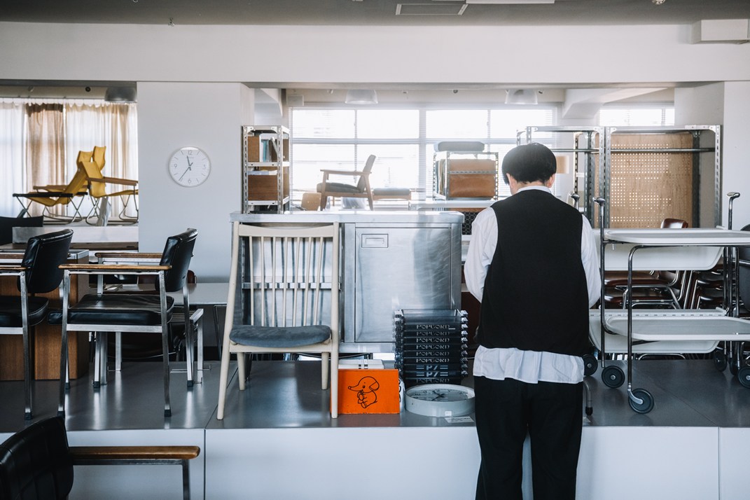 画像: 「店のいちファンでしたね」と話す藤田さん。こちらはユーズド品が並ぶコーナー