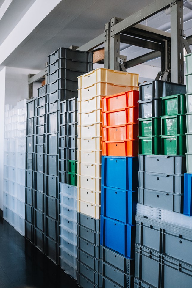 画像: 業務用のプラスチック製ボックスは、家庭での収納にも役立つ。業務用なので軽くて丈夫