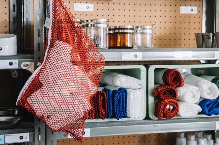 画像: 業務用品を生かした、その名も「業務用ランドリーネット」。白のほか、えんじ色、青などカラフルな色が揃う