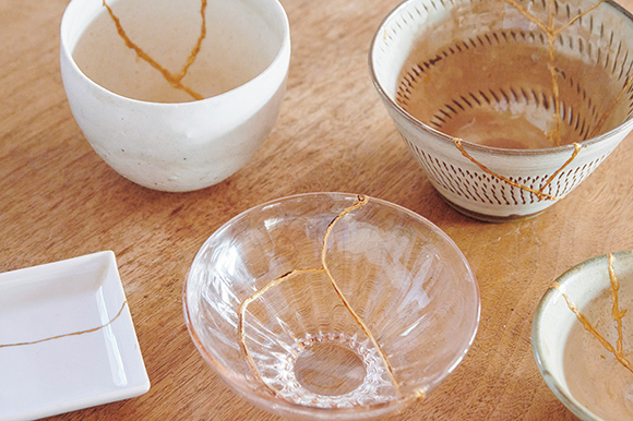 画像: 接着剤を使う簡易金継ぎをマスター。「器を割ってしまっても、このおかげでがっかりしなくなりました」