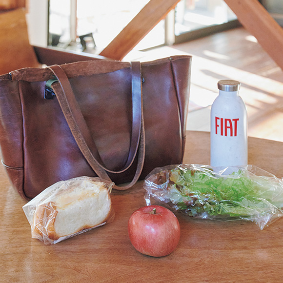 画像: 水筒も必ず持参。りんごを持って行くことも