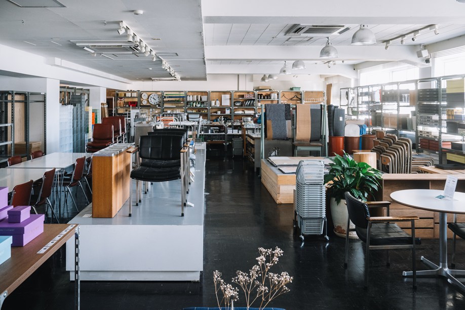 画像: 約300坪の広い店内。名作椅子からこだわりのキッチン用品まで、生活をうるおす品が並ぶ