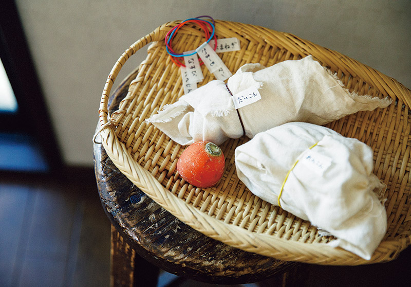 画像: 残った野菜はさらしで包んで名札を