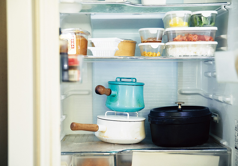 画像: おかずや味噌汁が残ったら鍋ごと冷蔵庫に。ラップが不要で、洗いものも減る。冷蔵庫の中に詰め込み過ぎないことも食べ残しを減らすコツ