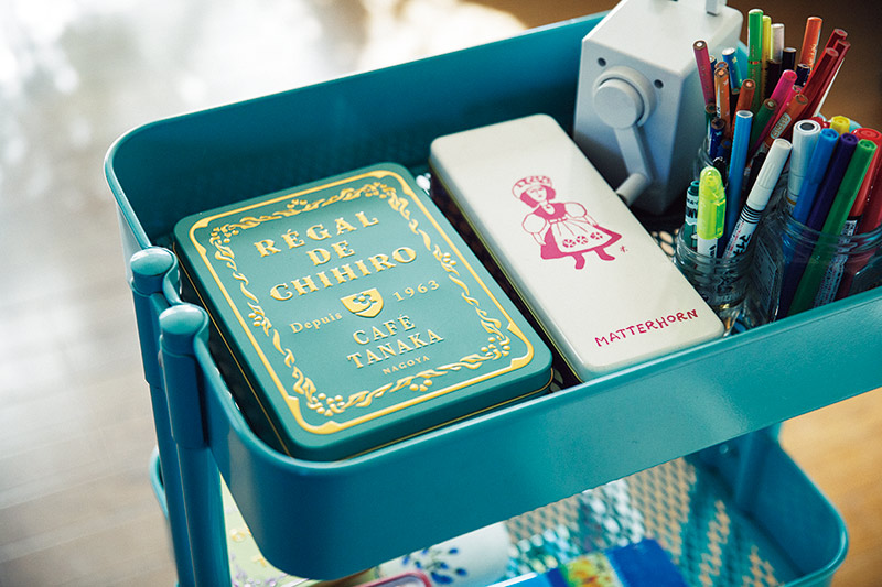 画像: ペンは空きびん、シールやクリップなどこまごました文具は空き缶に収納。「楽しんで使えるよう、旅先のおみやげはかわいい缶入りを選んでいます」
