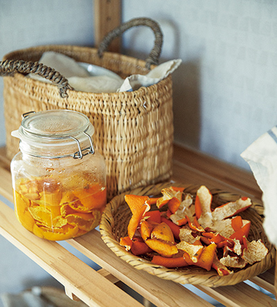 画像: みかんの皮はカラカラに乾かしてウオツカに漬け、掃除に活用。「さらしにつけてレンジやコンロの油汚れに。香りもいいです」