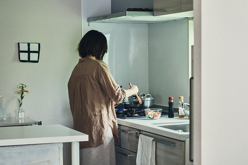 画像: 40歳ひとり暮らし「キッチン」に立ちたくなる、暮らしの工夫。忙しくても“ご機嫌になれる”大好きな台所／namytoneさん - 天然生活web