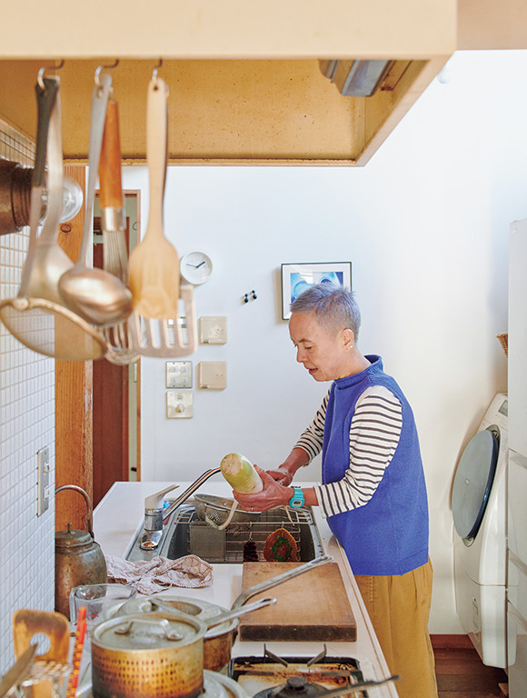 画像: 動線を考えて自ら設計したキッチン。少ないアクションで料理ができるように道具や器を配置しているので、時間の節約につながっている