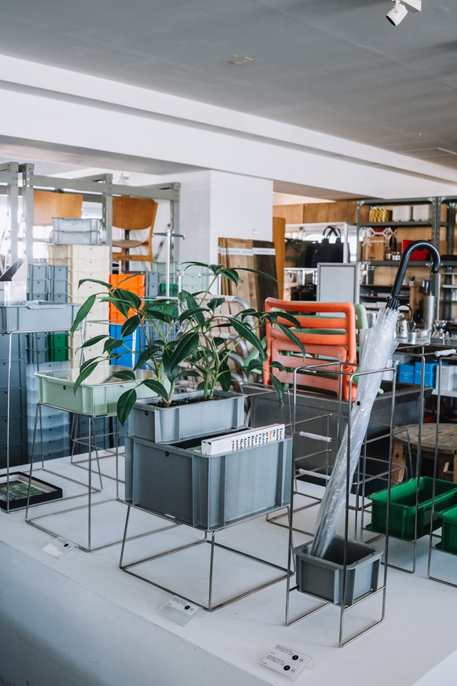 画像: 奥からサイドテーブル、プランター台、傘立てに変身した姿。フレーム・アクリル板は別売り