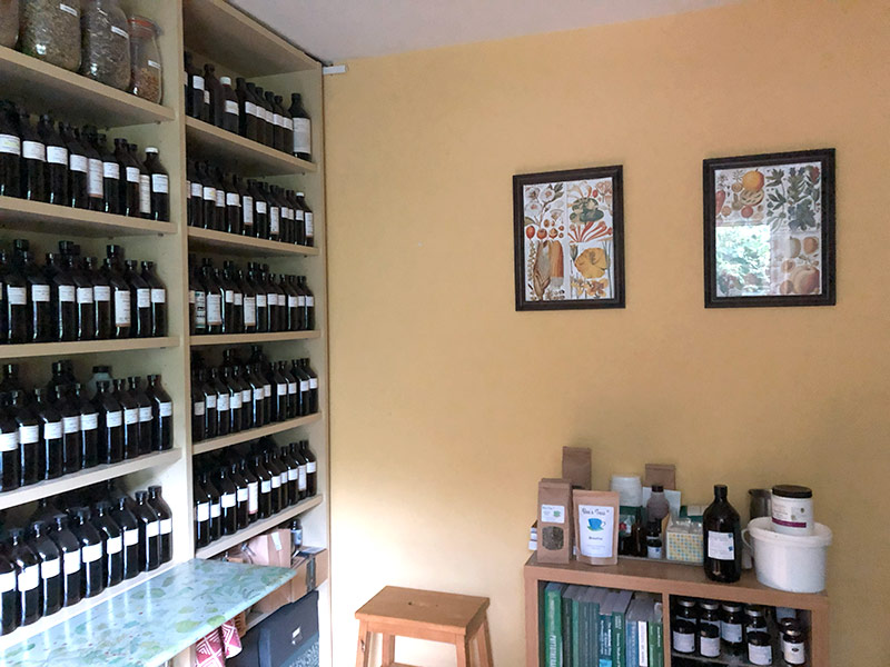 画像: チンキの並んだ棚