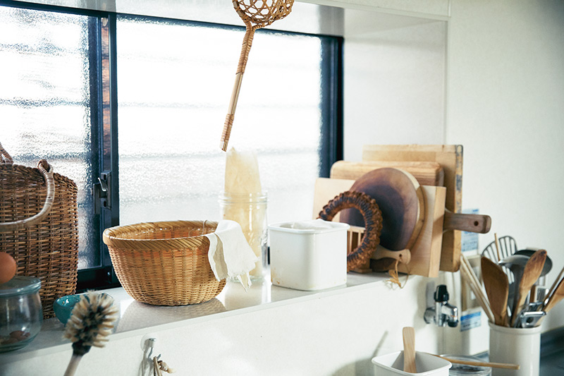 画像: かごの中にきれいなさらしをストック。使ったらホウロウの容器に入れて洗って煮沸消毒。空きびんに立てるのは、さらしを使って手づくりした、みつろうラップ