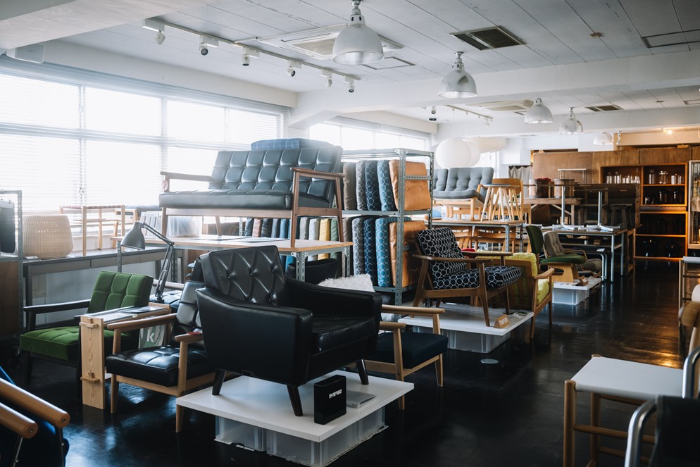 画像: 世田谷区奥沢にある東京店は、2000年にオープンした第1号店。広さを生かし、家具が多く並ぶ