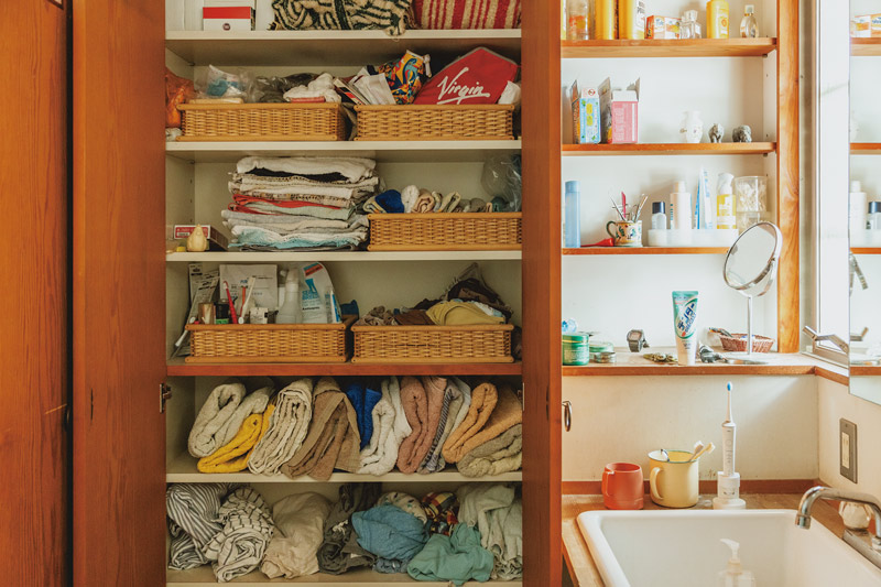 画像: 洗面所のタオルも使う順番としまう順番が決まっている。使うのは洗面台に近い右端から、しまうのは入り口側の左から。ひとつひとつのルールは「こうしたい」と夫にも説明し、了解を得たうえで互いに実践している。慣れてしまえば意識することなくそれが自然な動作に