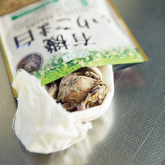 画像: しょうがはさらしに包み、チャック付きの空き袋に