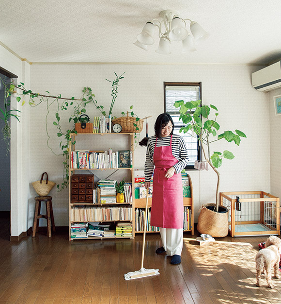 画像: 吉野ヒノキのフローリングワイパーに、掃除用シートと同じようにさらしをセットしてふき掃除