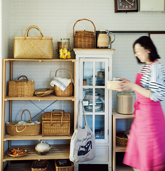 画像: 竹ざるやかごも日常的に活用。「ざっと洗って干し、風通しの良い場所に。お手入れも簡単で、気分良く使えて、暮らしが豊かになります」