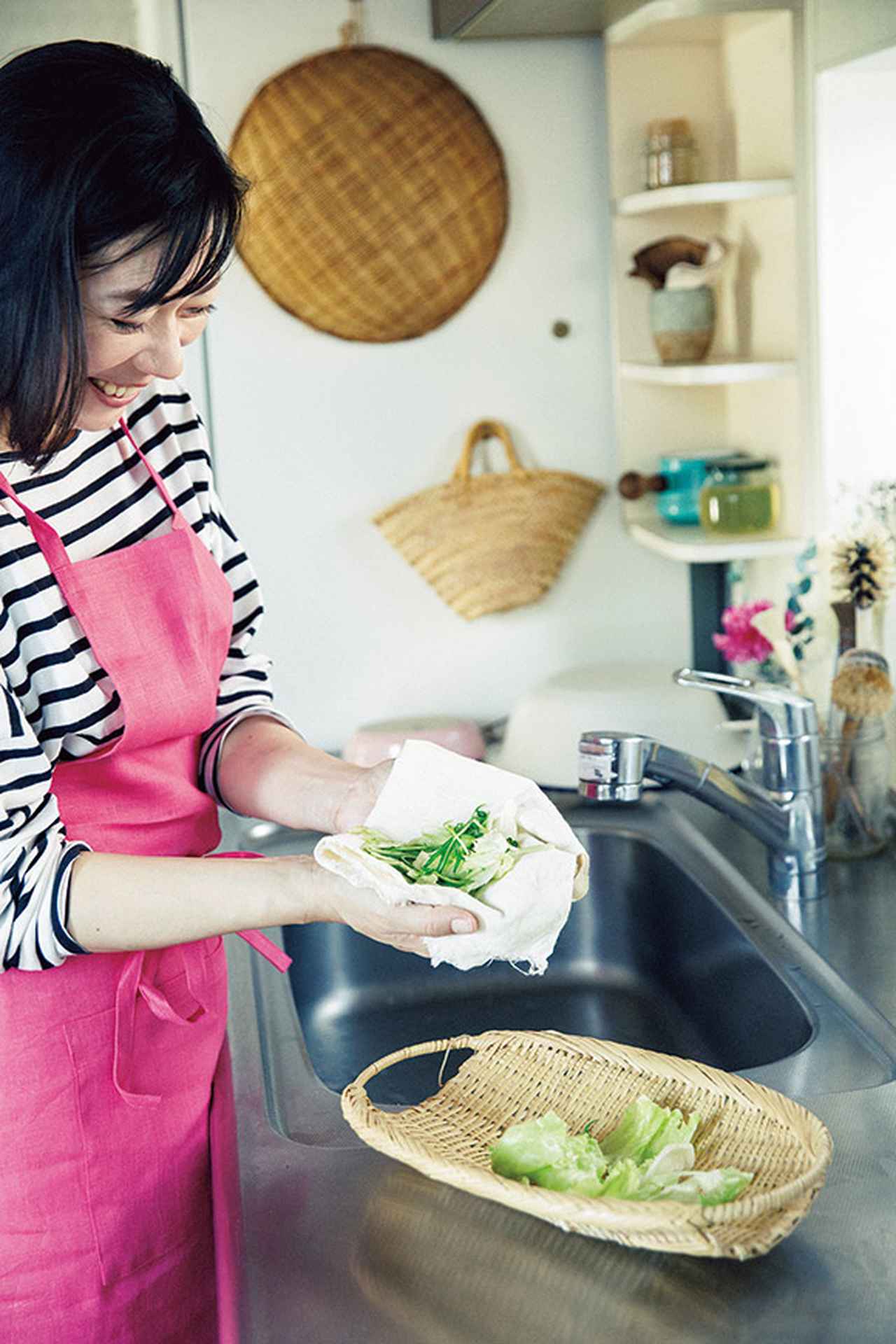 画像: 「サラダスピナーは場所もとるし、ひとつのことにしか使えないから」、野菜の水切りもさらしで