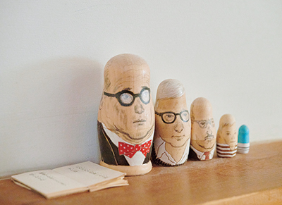 画像: 施主さん作、田中さんの好きな人がテーマのマトリョーシカ。「『ストーリーのあるもの』が暮らしを豊かにしてくれます」