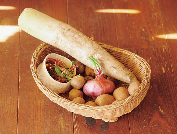 画像: 本日の収穫。献立はとれた野菜から組み立てる