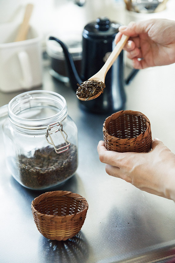 画像: 茶粥の番茶を煮出すのに使われてきた竹製のちゃんぶくろ。ころんとした形がかわいく、きっちり編まれて丈夫