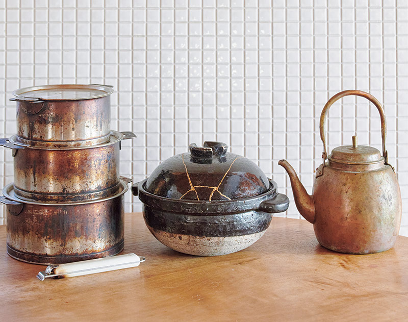 画像: クリステルのステンレス多層鍋は15年以上愛用。土鍋の「かまどさん」は、ふたが割れてしまったけれど、金継ぎして使いつづけている。ひと目ぼれしたやかんは作家物の銅製。どれも毎日の料理のテンションを上げてくれる相棒