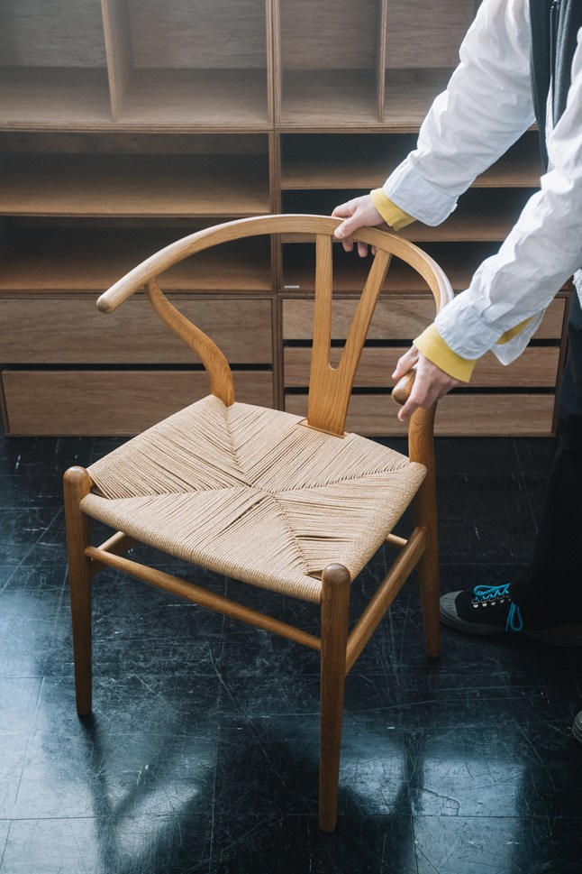 画像: ともに働く仲間と一緒に買ったのもいい思い出に。自宅ではダイニングチェアとして使っているそう