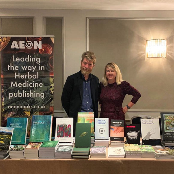 画像: Aeon Booksの創設者オリバー・ラズボーン氏と