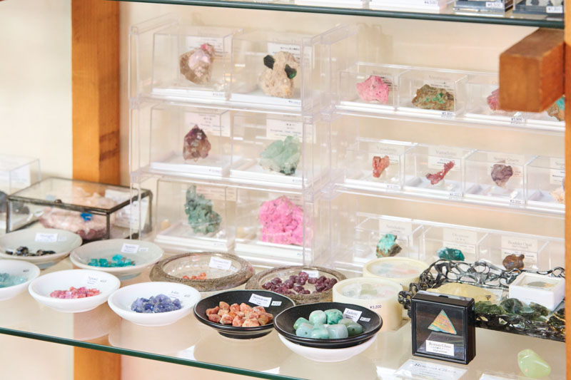 画像: 手軽に入手できる石まで