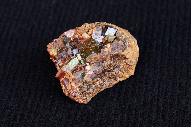 画像: 希少な鉱物だったが、2000年に入ってから日本でも発見された「レインボーガーネット」