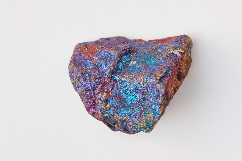画像: いろいろな色に光る、謎の石。一体何の鉱物なのでしょう？
