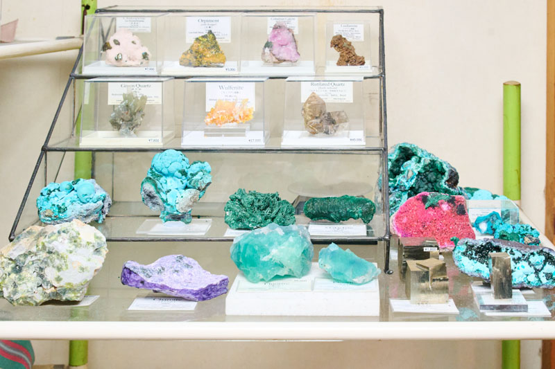 画像: 手前中央がフローライト。ブルーグリーンの色合いが美しい