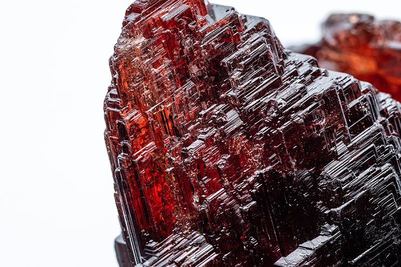 画像: スぺサルティンガーネットの、平行四辺形が積み重なったような独特の形状