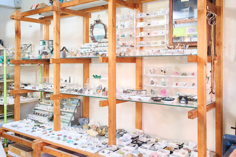 画像: 所狭しと鉱物が並ぶ