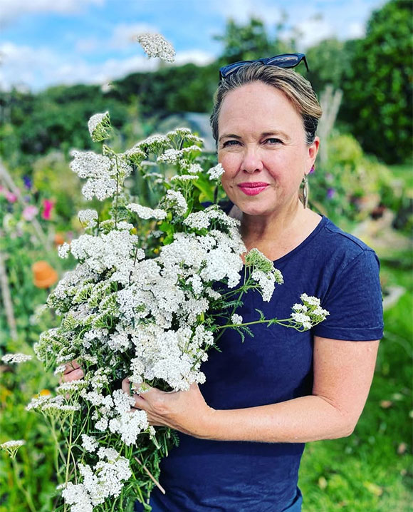 画像: 女性の健康に欠かせないハーブ「ヤロウ」を持ったメリンダ