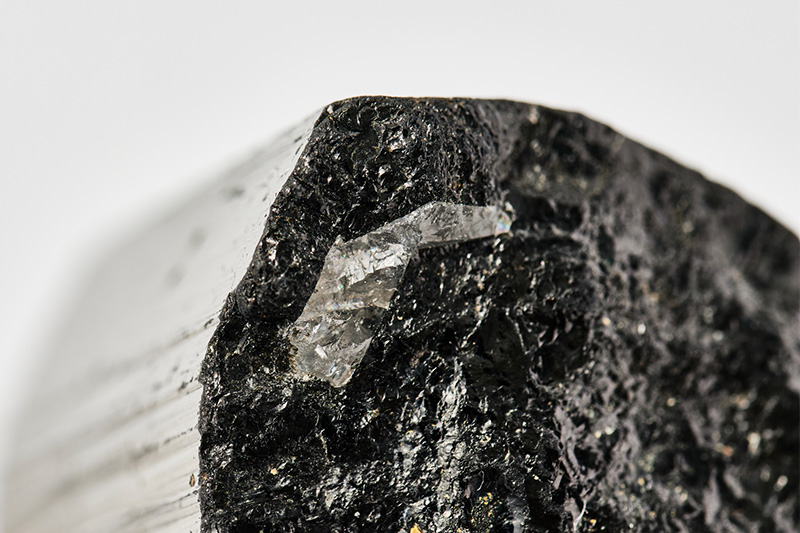 画像: ブラックトルマリンの中にある透明な鉱物の正体とは！？