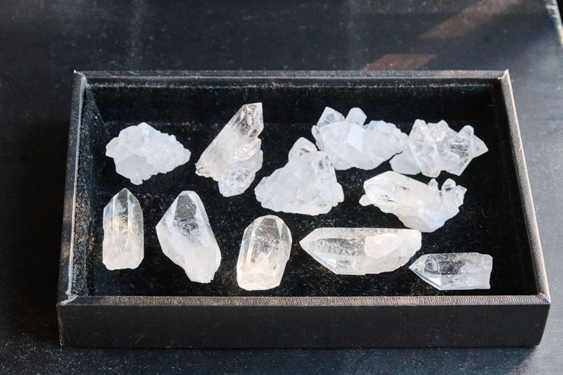 画像: こちらはお手頃価格のブラジル水晶。水晶は産出量や、採集の難しさ、産状、取り扱い方などによって価格に差があるそうです