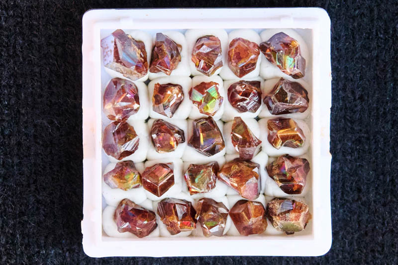 画像: 角度によって独特の虹の輝きを放つレインボーガーネット。動画でお見せできないのが残念です