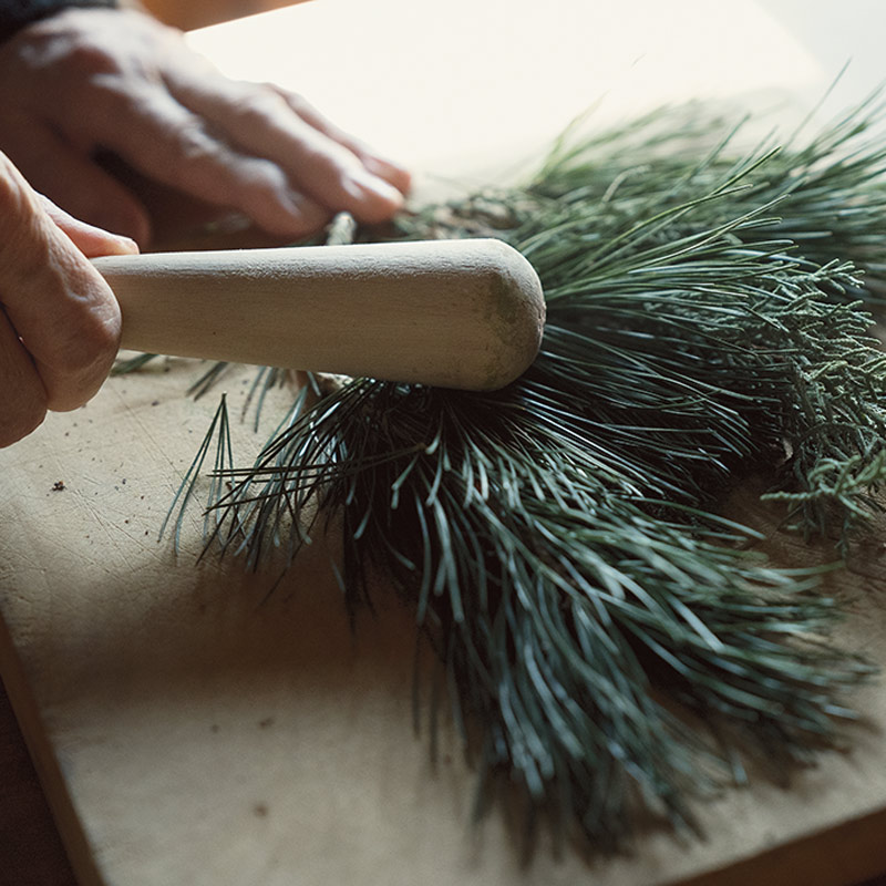 画像: 「とくに枝をたたくと香りが引き出せます」