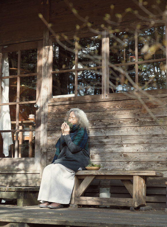 画像: 落葉樹が葉を落とした冬の森林浴。針葉樹のエネルギーを枝葉から受け取って。「力をもらえる香りです」