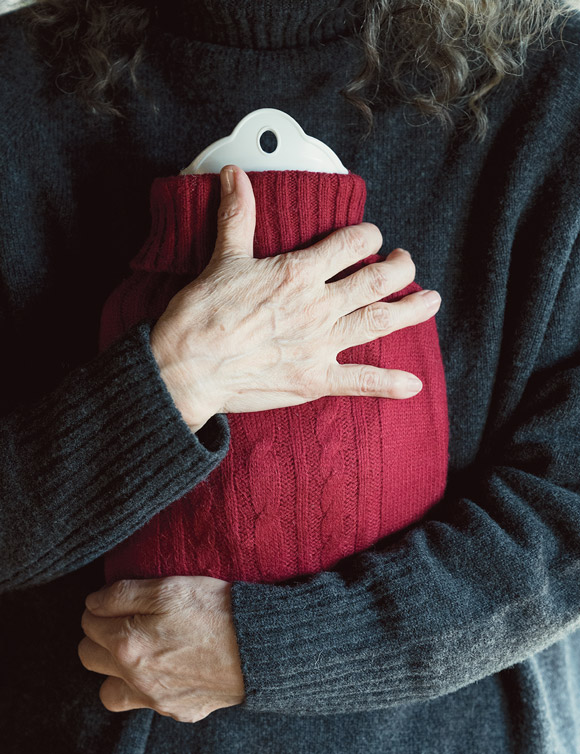 画像: 湯たんぽはデスクでおなかに抱えたり、腰に当てても。「仕事中はエネルギーをもらえる『森林浴の気分のサシェ』を」