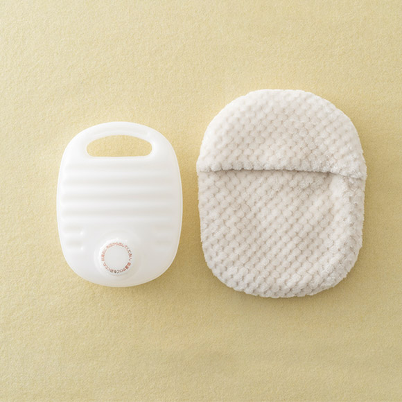 画像: ポリエチレン湯たんぽ 中 縦約23×横17×奥行6.5cm、あたたかファイバー鹿の子湯たんぽカバー 中 アイボリー ／無印良品 銀座 ☎03-3538-1311