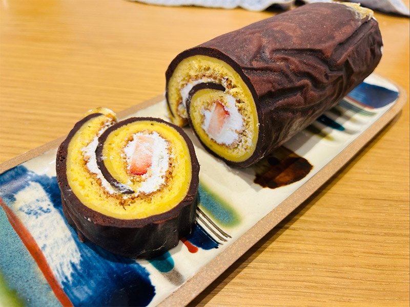 画像2: 息子のお昼寝中に4歳娘と“手間がかかる”恵方巻き風ロールケーキをつくる