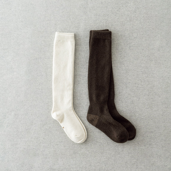 画像: （右）ヤクウール厚手（左）羊毛ウール薄手 ※サイズはレディースM22.5～24.5cm、メンズL25～27cm／ビゲル https://www.mongoline.com/