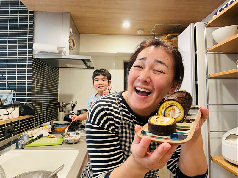 画像1: 息子のお昼寝中に4歳娘と“手間がかかる”恵方巻き風ロールケーキをつくる