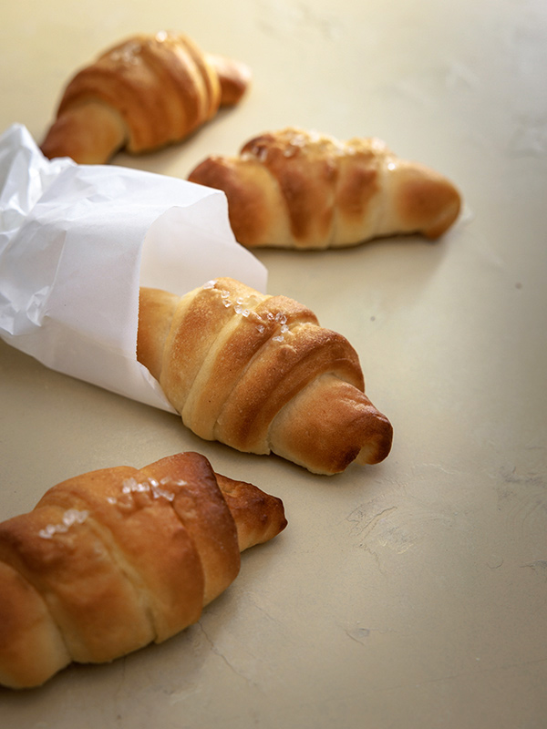 画像: 生地を混ぜてくるくる巻くだけ すぐつくれる「塩パン」のつくり方