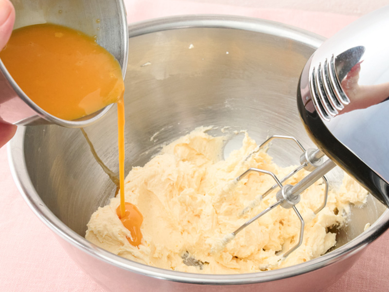 画像: 生地の分離を防ぐために卵は少量ずつ