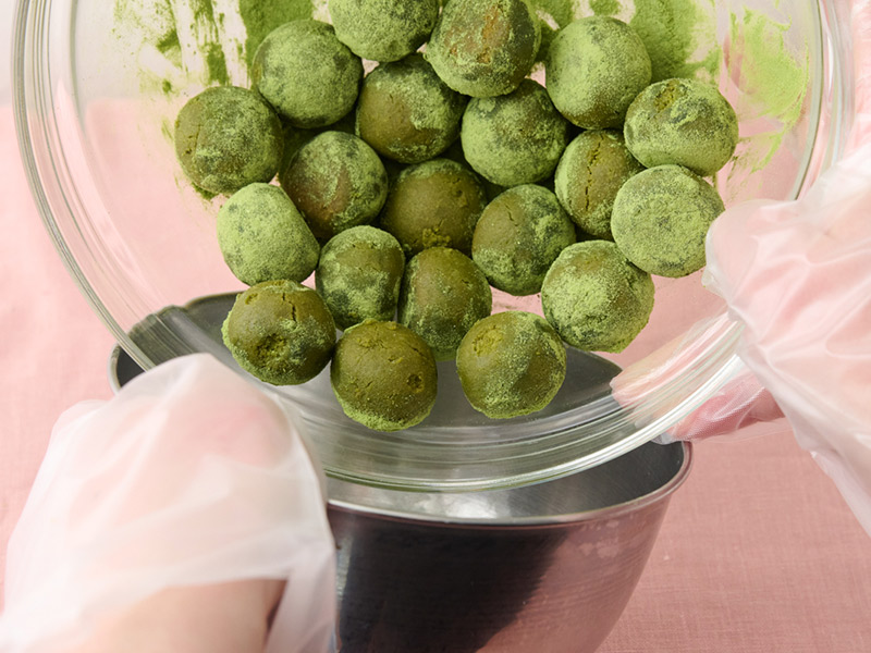 画像: パウダーをまぶしたら元のボウルに